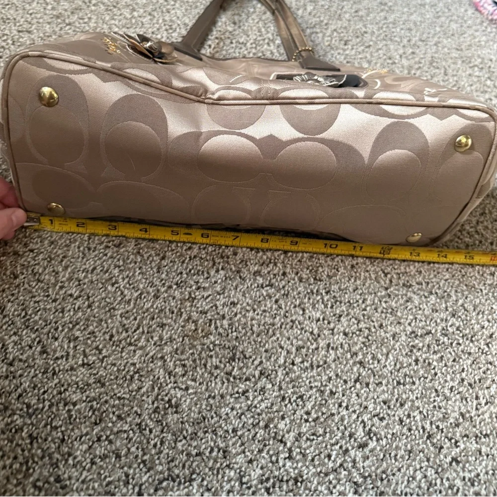 Coach Kisslock Shoulder Bag with Embossed Flowers and Lavender Interior - Picture 14 of 17